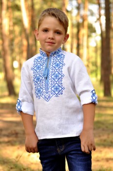 Вишиванка для хлопчика з традиційним синьо-блакитним орнаментом