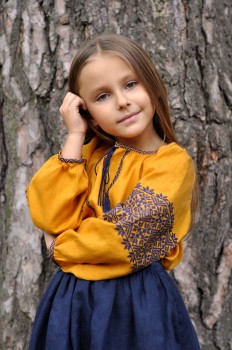 Яскрава лляна блуза для дівчинки з контрастною вишивкою