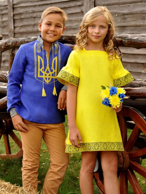 Вишитий дитячий комплект в національному стилі - вишиванка для хлопчика з гербом України та сукня  для дівчинки з ідентичним орнаментом