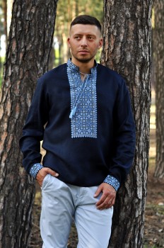 Чоловіча сорочка з льону глибокого синього кольору з виразною вишивкою 