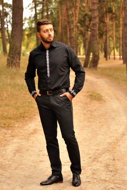 Чорна чоловіча сорочка приталеного крою з лаконічною вишивкою
