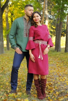 Чудовий вишитий комплект - чоловіча сорочка із зеленого льону з вишивкою і жіночне плаття А-силуету багатого винного кольору
