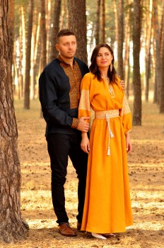 Елегантний комплект для пари - чоловіча сорочка з багатою вишивкою і жіноча довга сукня гірчично-жовтого кольору