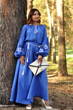 Яскрава сукня волошкового відтінку з вишитими білими трояндами  Яскрава сукня волошкового відтінку з вишитими білими трояндами