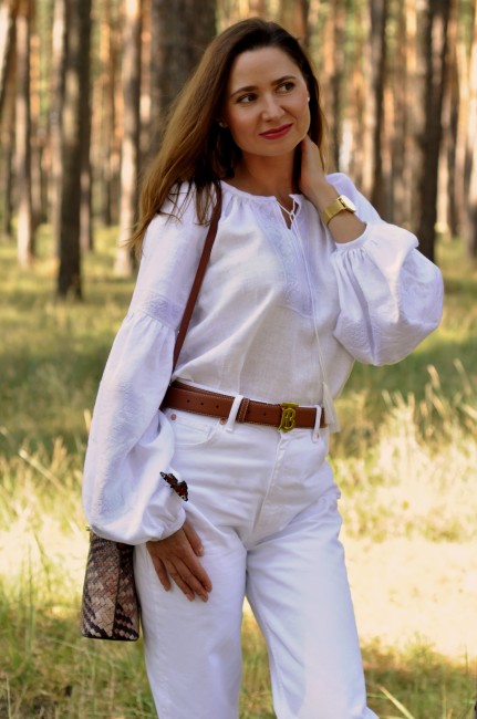 Жіноча вишиванка з об'ємною вишивкою білим по білому