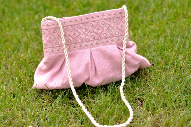 Міні-сумочка з вишивкою для дівчинки