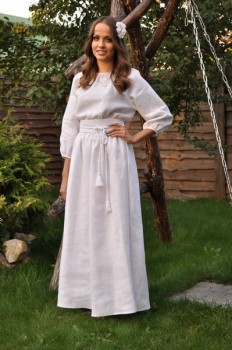 Біле плаття-вишиванка з ніжною вишивкою "білим по білому"