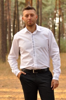 Класична біла сорочка з вишивкою для елегантного чоловіка