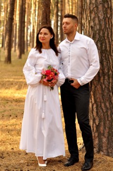 Весільний комплект - білосніжна вишита сукня з бавовни та класична чоловіча сорочка з лаконічною вишивкою