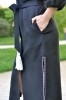 Чорна сукня-халат з льону з біло-сірою геометричною вишивкою та поясом